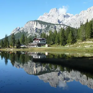https://albergo-chalet-lago-antorno.hotelinveneto.com